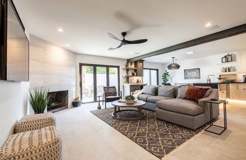 South Scottsdale House | STUNNING RENOVATION! ALL NEW! McCormick Ranch 3 King Beds Garage HTD Pool
