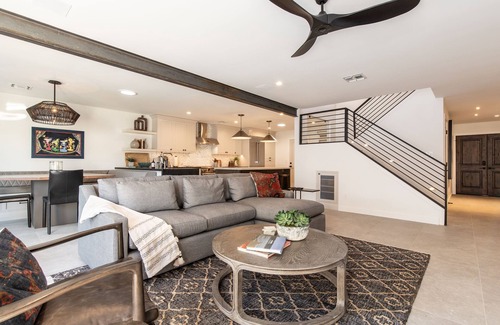 South Scottsdale House | STUNNING RENOVATION! ALL NEW! McCormick Ranch 3 King Beds Garage HTD Pool