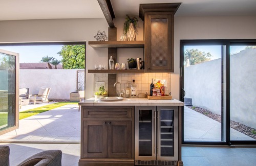 South Scottsdale House | STUNNING RENOVATION! ALL NEW! McCormick Ranch 3 King Beds Garage HTD Pool