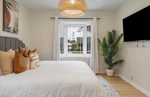 Bixby Knolls House | Stunning Retro Beach Oasis, Dual Living, Pool