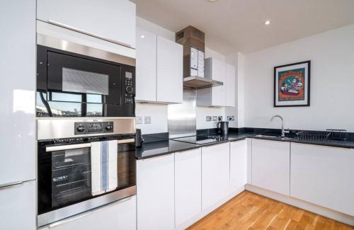 Lansbury Apartment | Stunning Riverside View Apartment, near Canary Wharf & O2