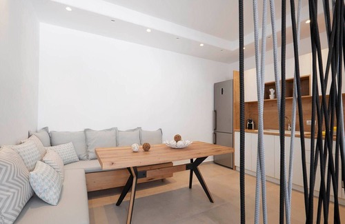 Exo Gialos Villa | Stunning Santorini Villa | Villa Erebus | 3 Bedrooms | Private Pool | Modern Furnishing | Close to Beach | Exo Gialos
