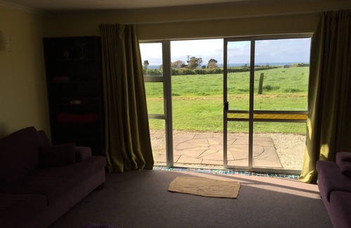 Tataraimaka House | Stunning Sea and Mountain Views - Costal Lifestyle
