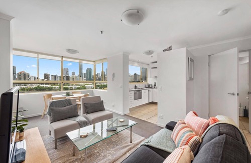 New Farm Apartment | Stunning! Skyline City, Water + Story Bridge Views