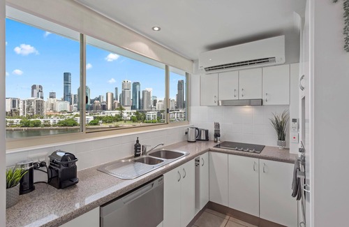 New Farm Apartment | Stunning! Skyline City, Water + Story Bridge Views