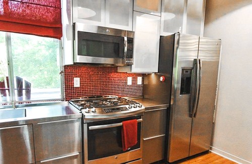 Blackshear-Prospect Hill House | Stunning skyline views from Eastside hilltop