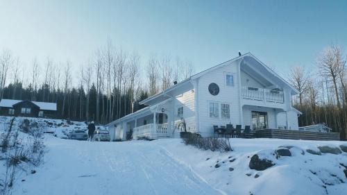 Vallsjobol House | Stunning Sleeps 9 Lakeview Loghome Spa & Yoga