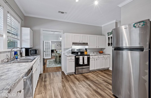 Caddo Heights-South Highlands House | Stunning, southern charm home w/king bed