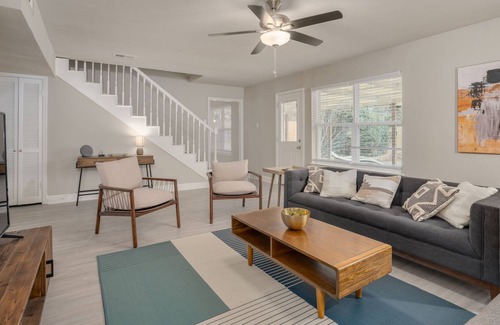 Dallas House | STUNNING Spacious Bright Pearl Home with a Pool