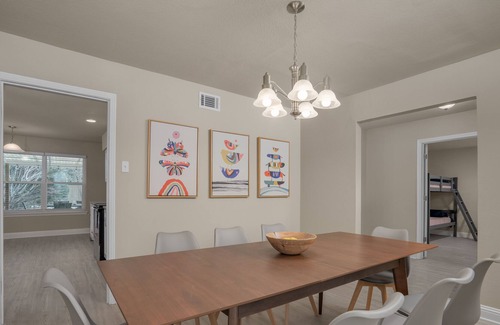 Dallas House | STUNNING Spacious Bright Pearl Home with a Pool