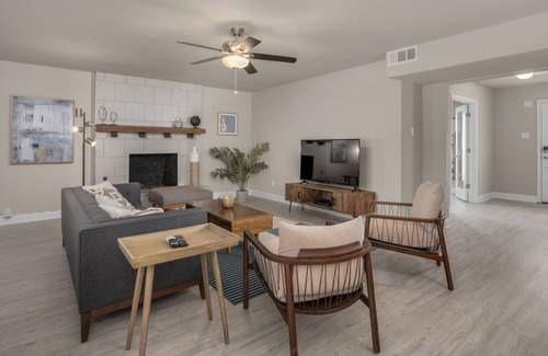 Dallas House | STUNNING Spacious Bright Pearl Home with a Pool
