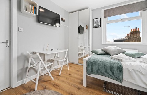 Kensal Green Apartment | Stunning Studio Flat for 2 people in Kensal Green near West Kilburn, Ladbroke Grove and Maida Hill