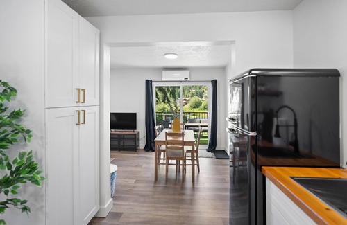 Lake Cowichan Hotel | Stunning Suite at Riverside Boutique Motel - Skutz