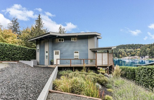 Olympia House | Stunning Summit Lake Home! Hot tub and Kayaks!
