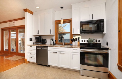 Oshkosh House | Stunning Sunrise Waterfront Views on Lake Winnebago