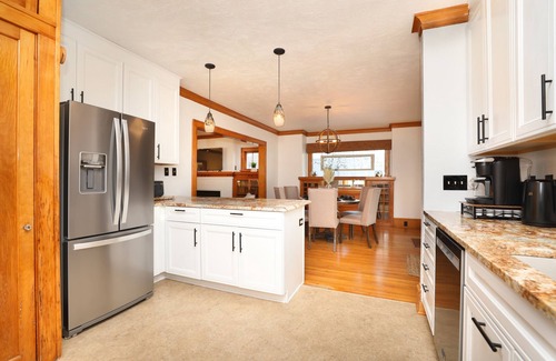 Oshkosh House | Stunning Sunrise Waterfront Views on Lake Winnebago