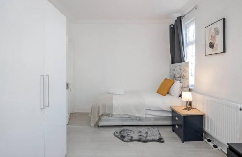 Tilbury Apartment | Stunning Top 2 Bed Flat Tilbury Central Location