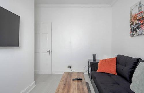 Tilbury Apartment | Stunning Top 2 Bed Flat Tilbury Central Location