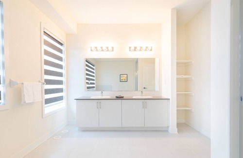 Downsview House | STUNNING TOWNHOUSE 4,000 S.Q. FT/4 BDRM & 3.5 BATH