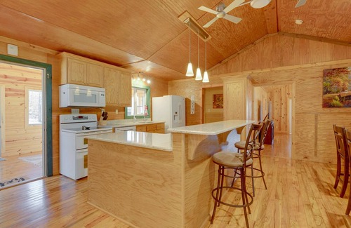 Laurens County House | Stunning Tranquil River Lodge and 2 Cozy Cabins