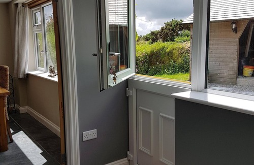 Saint Breward Cottage | Stunning uninterrupted moorland views over lake and Rough Tor