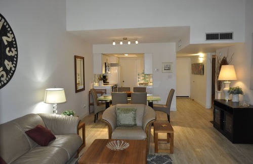 Lake Biltmore Village Condo | Stunning Upstairs Lakeview Condo in Phoenix