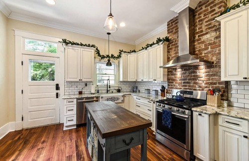 East Carrollton House | Stunning Uptown 3 bedroom work/vacation home