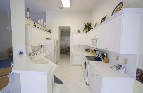 Biggar Condo | Stunning vaulted ceilings, lakeside location