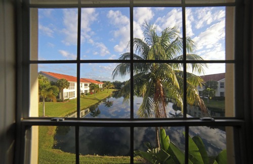 Biggar Condo | Stunning vaulted ceilings, lakeside location