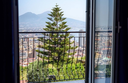 Quartieri Spagnoli Apartment | [Stunning view ]Central-Balcony-Quiet-WiF i& Netflix