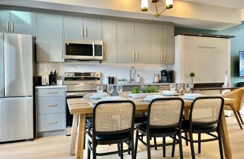 Harvie Heights House | Stunning View New Townhome Sleeps 11 AC and Hot Tub
