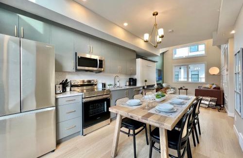 Harvie Heights House | Stunning View New Townhome Sleeps 11 AC and Hot Tub