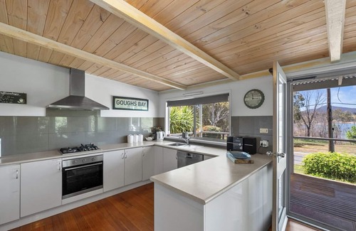 Lake Eildon House | Stunning Views at Goughs Bay – Boating, Skiing, Trails & Wineries await!