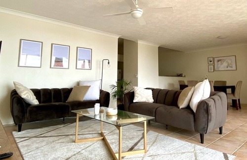 Currumbin Apartment | Stunning Views in Sunlit Comfort