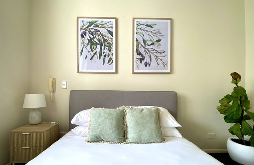 Currumbin Apartment | Stunning Views in Sunlit Comfort