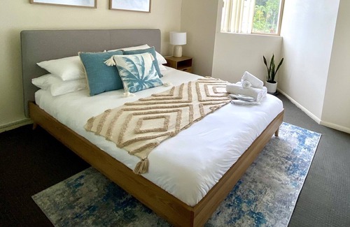 Currumbin Apartment | Stunning Views in Sunlit Comfort