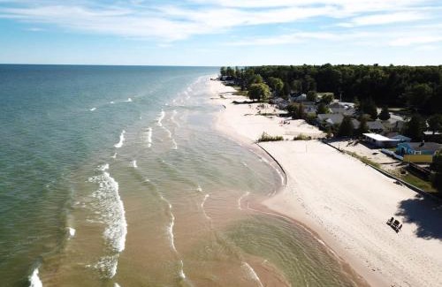 Oscoda House | Stunning views of Lake Huron