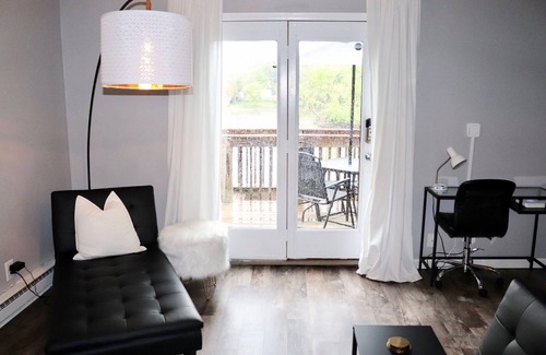 Yorkville House | STUNNING VIEWS | Riverfront Townhome in Downtown Yorkville