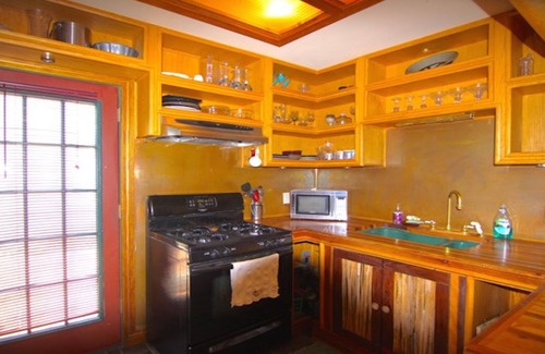 Bisbee House | Stunning views, steps to Main Street. Family and pet-friendly. Wi-fi and parking