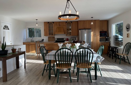 Sardis House | Stunning Views, Swimming Pool, Hot Tub, 16 Acres, Fire pit, TV, Pool Table. WiFi