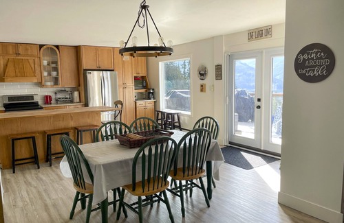 Sardis House | Stunning Views, Swimming Pool, Hot Tub, 16 Acres, Fire pit, TV, Pool Table. WiFi