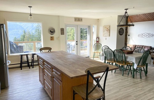 Sardis House | Stunning Views, Swimming Pool, Hot Tub, 16 Acres, Fire pit, TV, Pool Table. WiFi