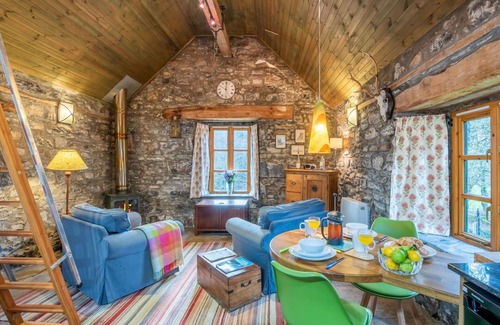 Invermoriston House | Stunning villa for 2 guests with WIFI and parking
