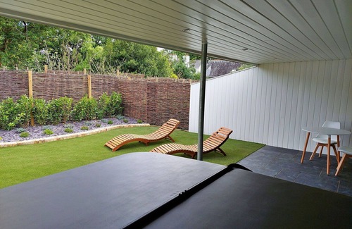 Liverton House | Stunning villa for 2 people with hot tub, WIFI and parking