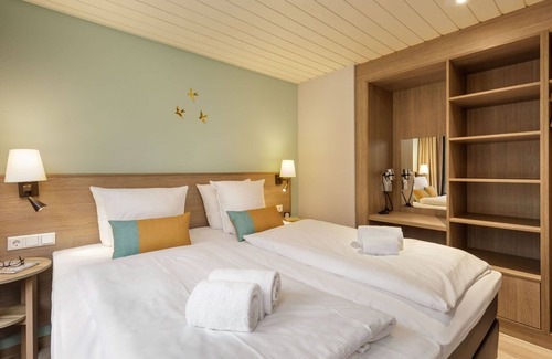 Bispingen House | Stunning villa for 4 guests with WIFI, hot tub, pool, TV, terrace and parking