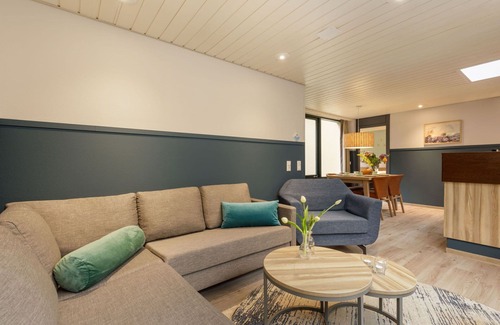 Bispingen House | Stunning villa for 4 guests with WIFI, hot tub, pool, TV, terrace and parking