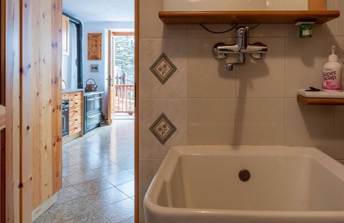 Avise House | Stunning villa for 4 guests with TV, terrace and parking