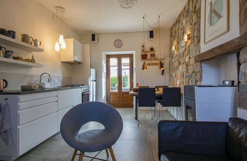 Mologno House | Stunning villa for 4 guests with WIFI, private pool, TV, patio, pets allowed and parking