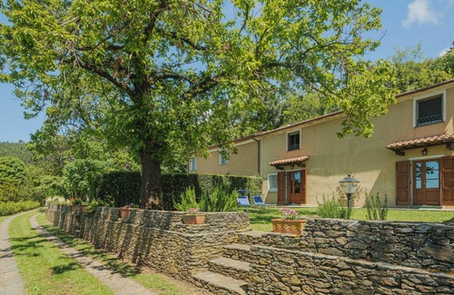 Montignoso House | Stunning villa for 5 people with WIFI, TV, patio, panoramic view and parking