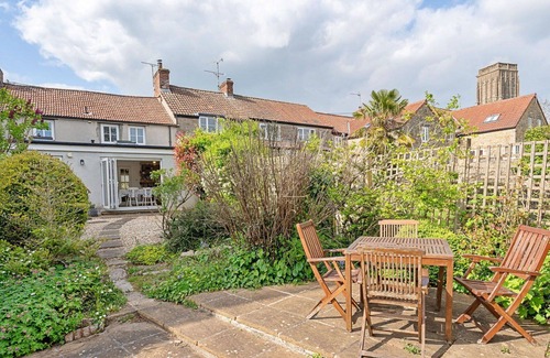 Batcombe House | Stunning villa for 5 guests with WIFI, pets allowed and parking